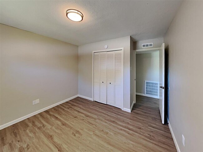 Building Photo - 519 Windsor Dr