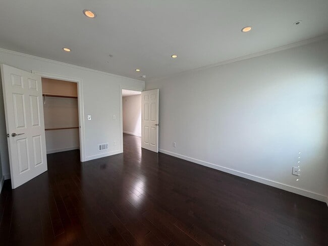 Building Photo - Luxury Pacific Heights 3BD/2.5BA with Private Rooftop Deck