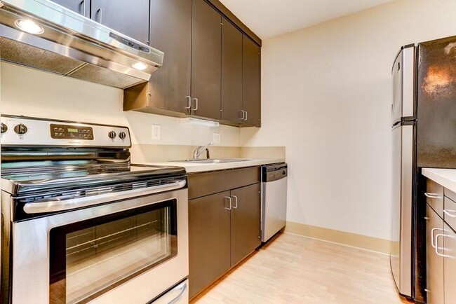 Building Photo - HUGE 1bed/1bath Downtown Living Available ...