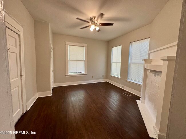Building Photo - 2037 Myra St