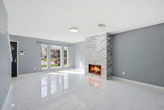 Building Photo - 18385 Ten Oaks Ct