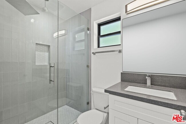 Building Photo - 521 N Martel Ave