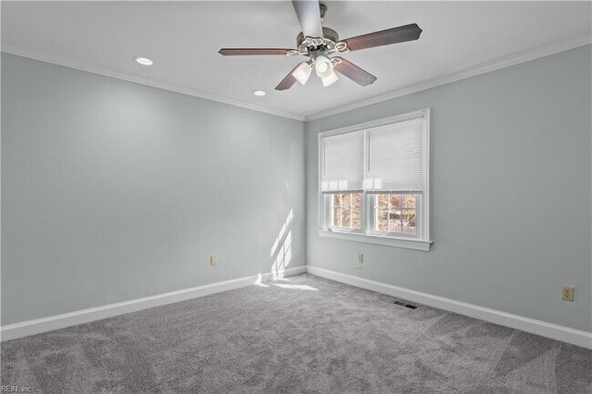 Building Photo - 345 Middle Oaks Dr