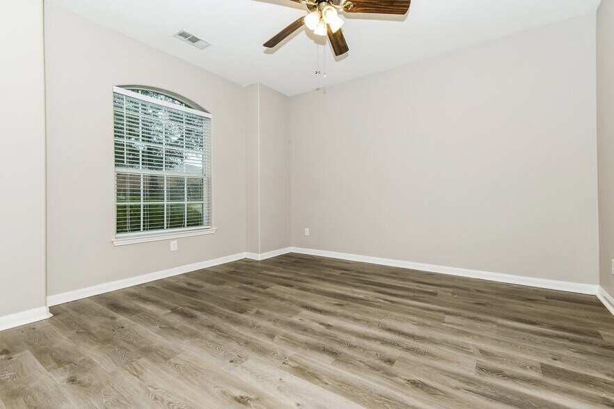 Building Photo - 1613 Mesquite Ln