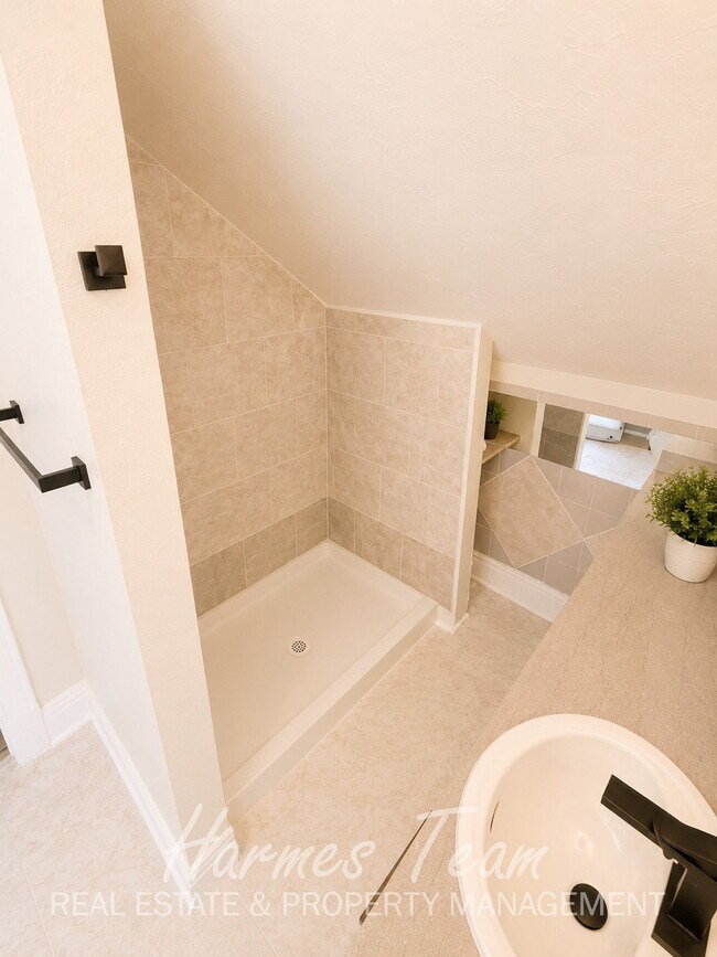 Building Photo - Upper-Level One-of-a-Kind 2 Bedroom 1 Bathroom Apartment
