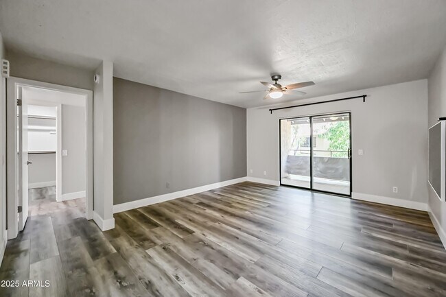 Building Photo - 2146 W Isabella Ave