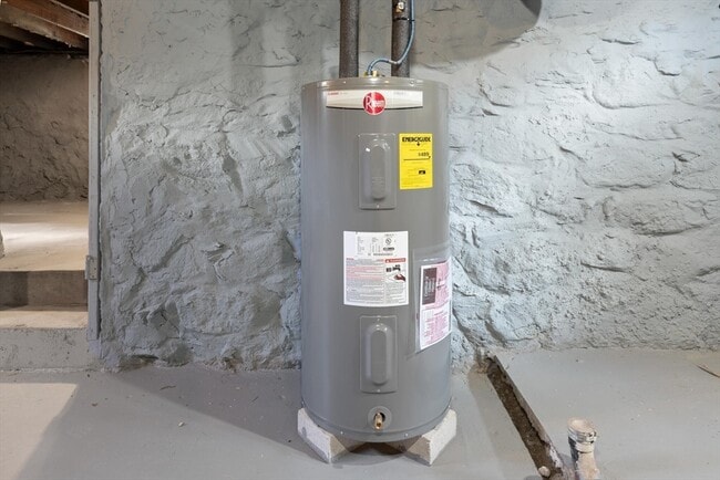 Building Photo - 129 Maple Ave