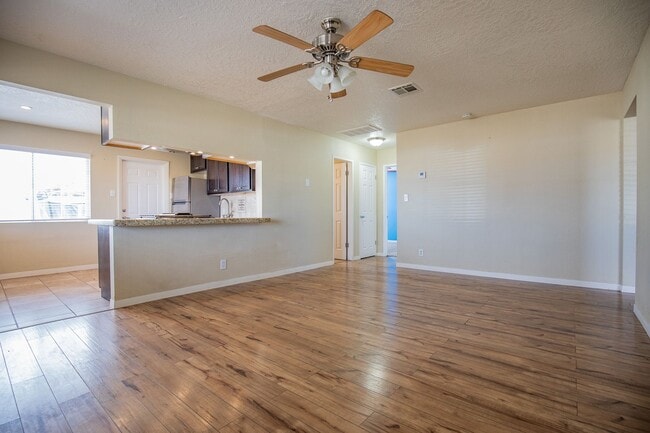 Building Photo - Charming 3 bedroom, 2 bath
