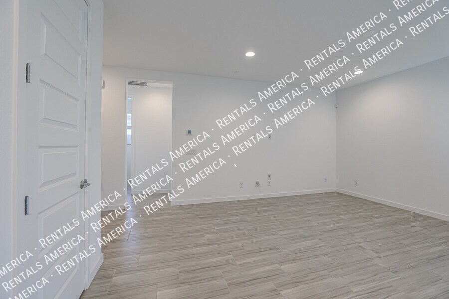 Building Photo - 9002 W Rancho Dr