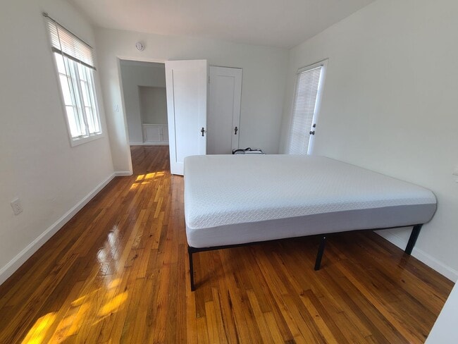 Building Photo - Charming 2 Bed 1 bath "monthly rental" in ...