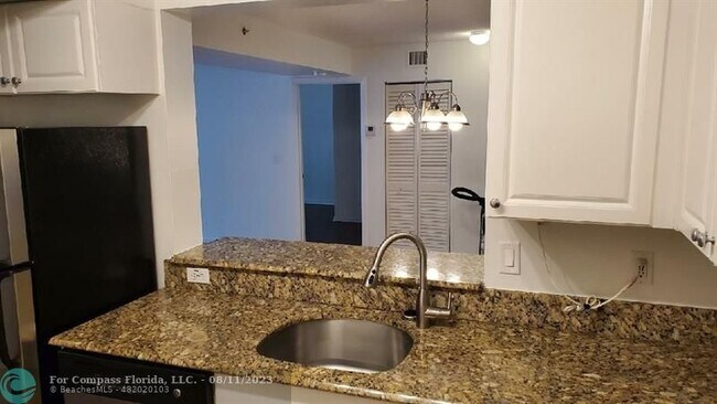 Building Photo - 2731 Ocean Club Blvd