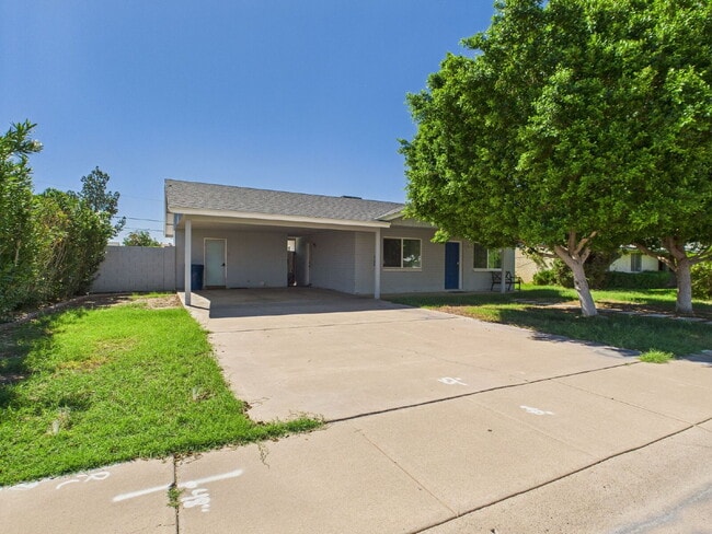 Building Photo - Fully furnished with a pool - MOVE IN SPECIAL $500 OFF