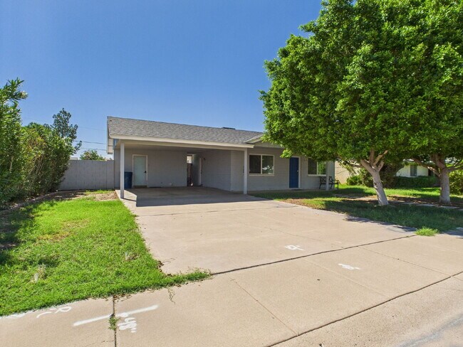 Building Photo - Tempe Gem - Fully furnished with a pool