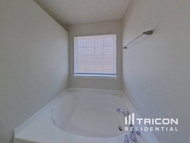 Building Photo - 4112 Everest Dr