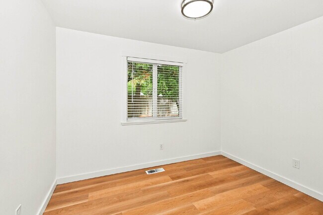 Building Photo - **FULLY REMODELED SAMMAMISH HOME WITH HUGE FENCED YARD!** AVAILABLE NOW FOR RENT!!!