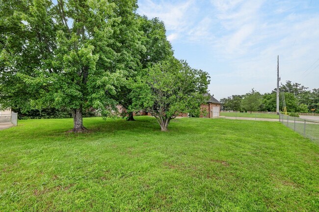 Building Photo - 1015 Brinkley Rd