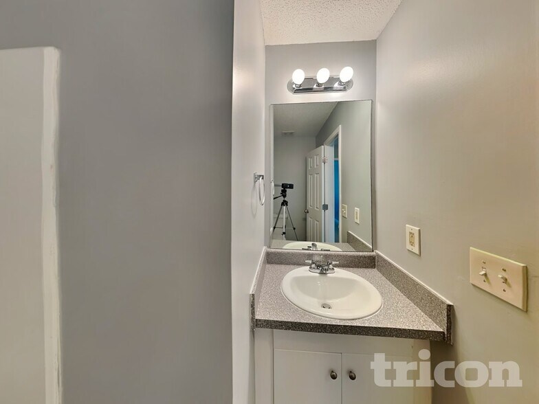 Building Photo - 6836 Saganaw Dr