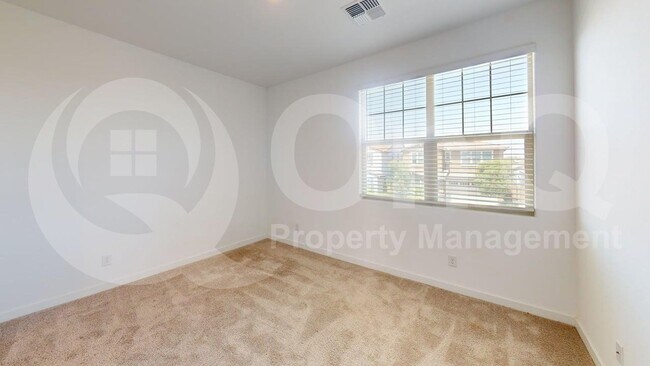 Building Photo - 9131 W Glenrosa Ave