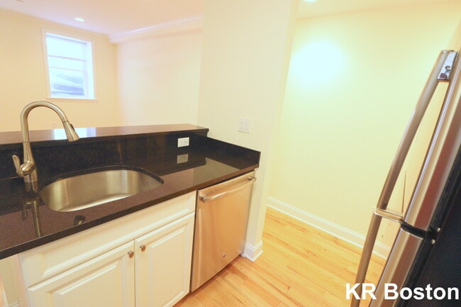 Building Photo - 10 Chauncy St