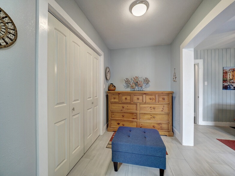 Dressing Area - 341 W Greenwood Ave