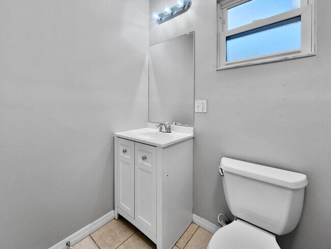 Building Photo - 3290 Hillsdale Ave