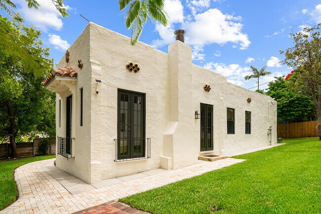 Building Photo - 828 35th St