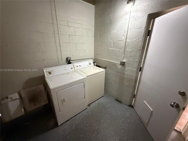 Building Photo - 5820 Arthur St