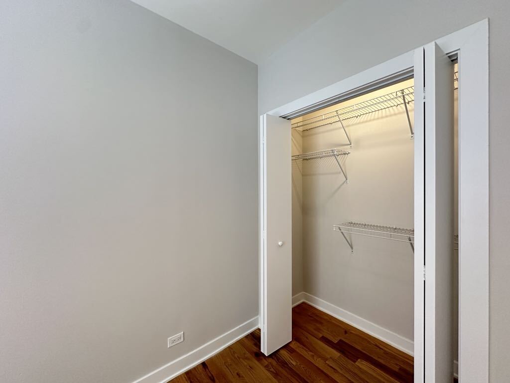 Building Photo - 659 W Wrightwood Ave