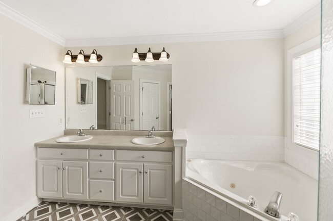 Building Photo - 726 Addington Dr