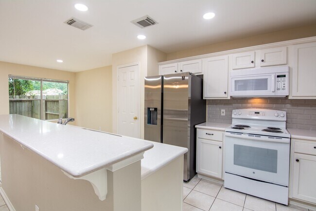 Building Photo - 127 N Villa Oaks Dr