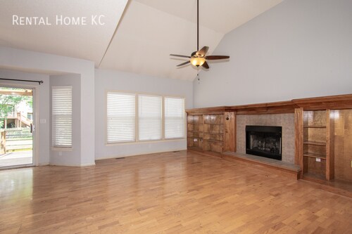 Building Photo - Open and Light 2-story w/fin bsmt and fenc...