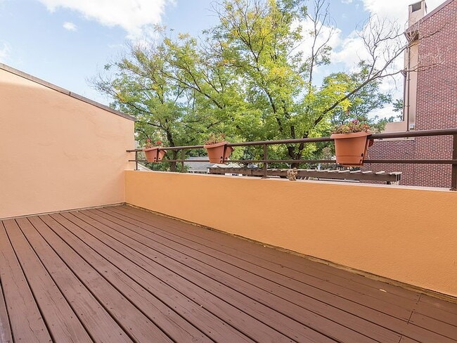 Building Photo - 21 W Lee St