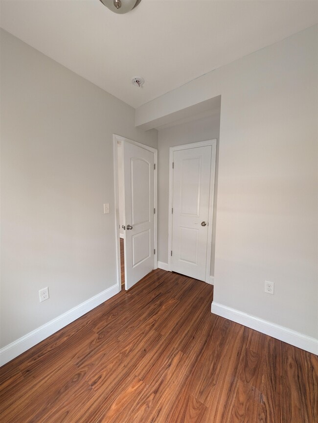 Building Photo - 719 28th St