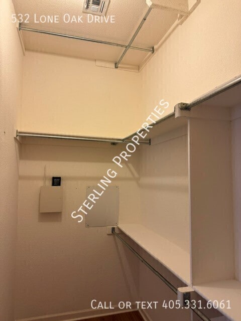 Building Photo - 532 Lone Oak Dr