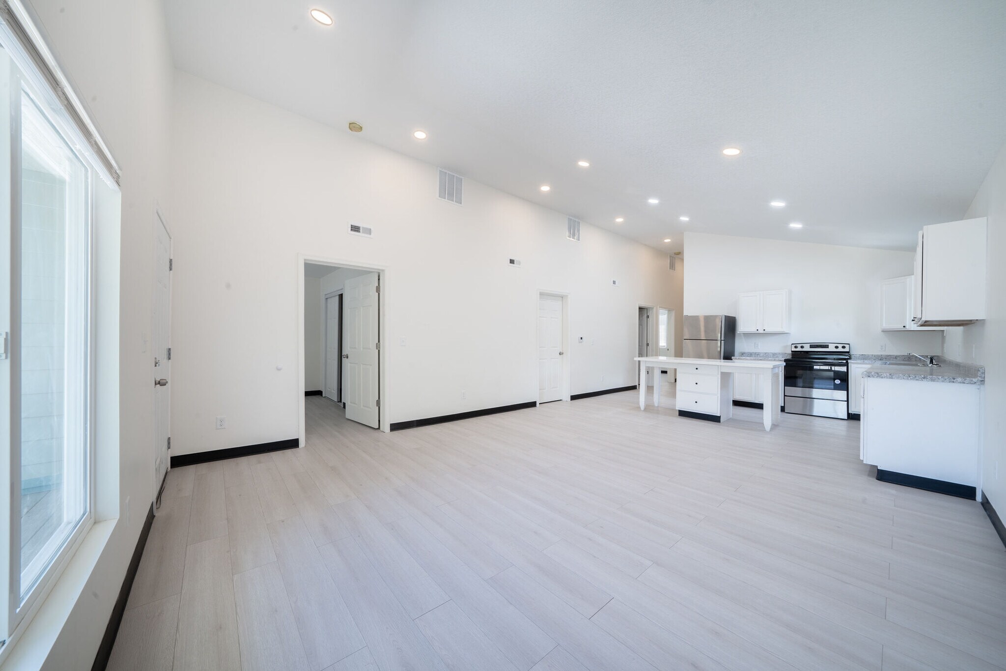 Building Photo - 2935 E Maplewood Dr