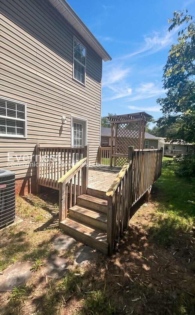 Building Photo - 3 Bed, 2 Bath Home with Off-Street Parking / Available Now!