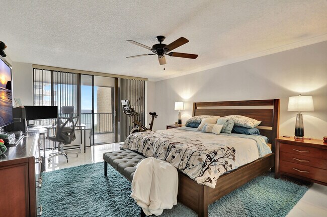 Building Photo - 1167 Hillsboro Mile