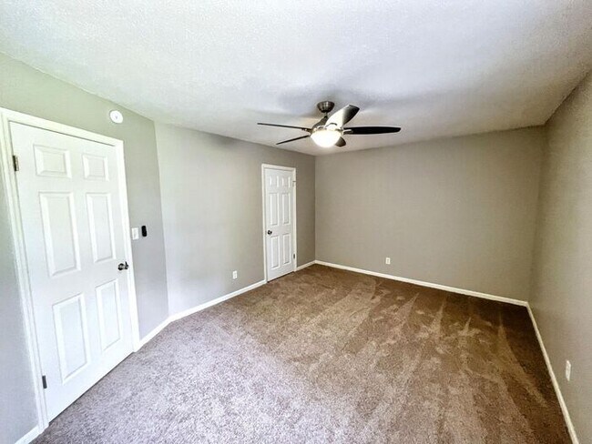 Building Photo - 5935 Shane Cir