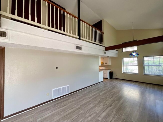 Building Photo - 1411 Hi Cir N