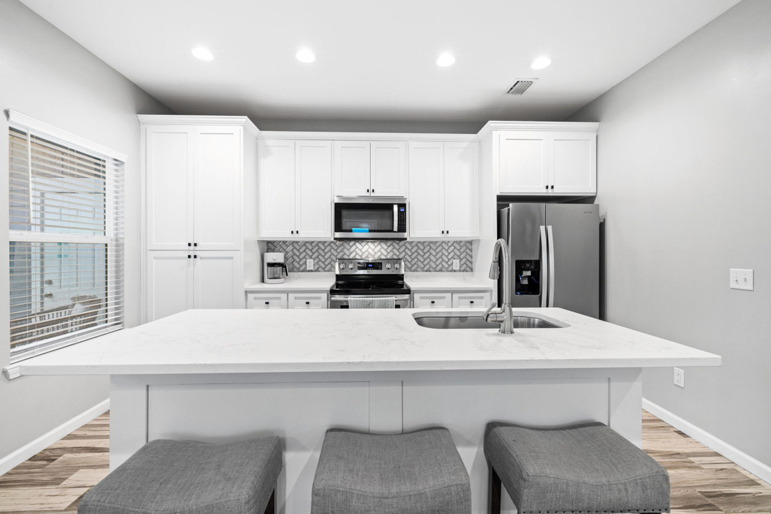Building Photo - 212 Romanza Pl