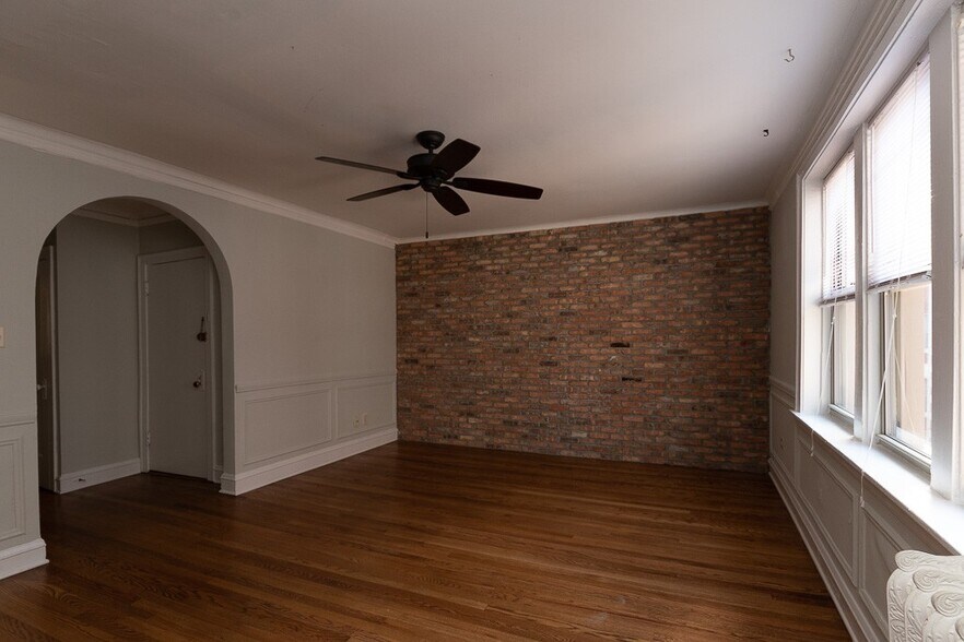 Building Photo - 547.5 W Surf St