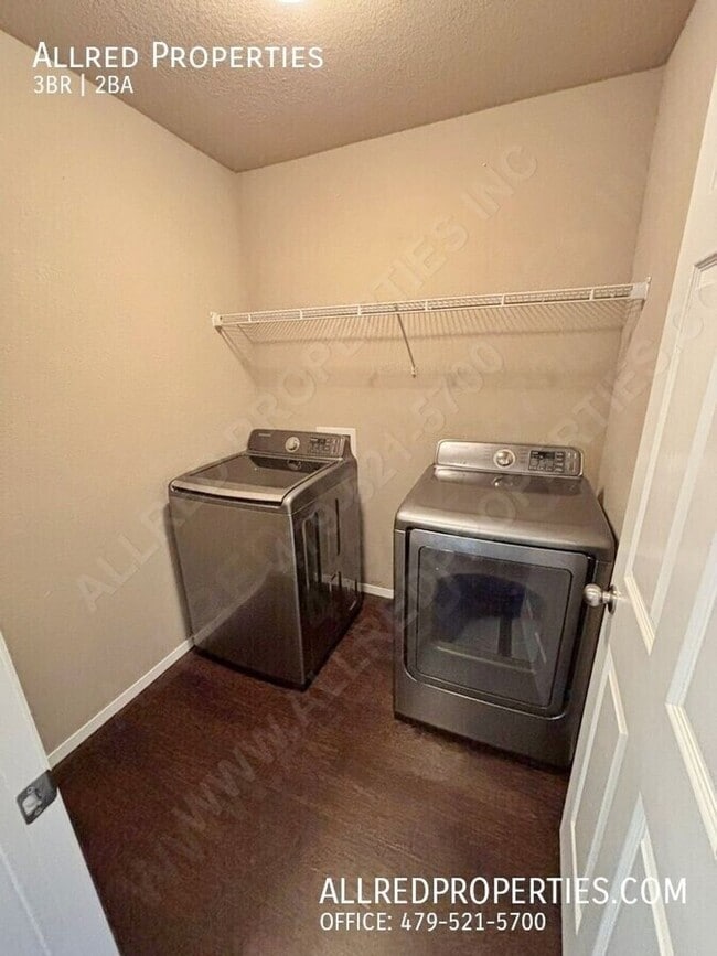 Building Photo - Move in special $300.00 off 1st month's re...