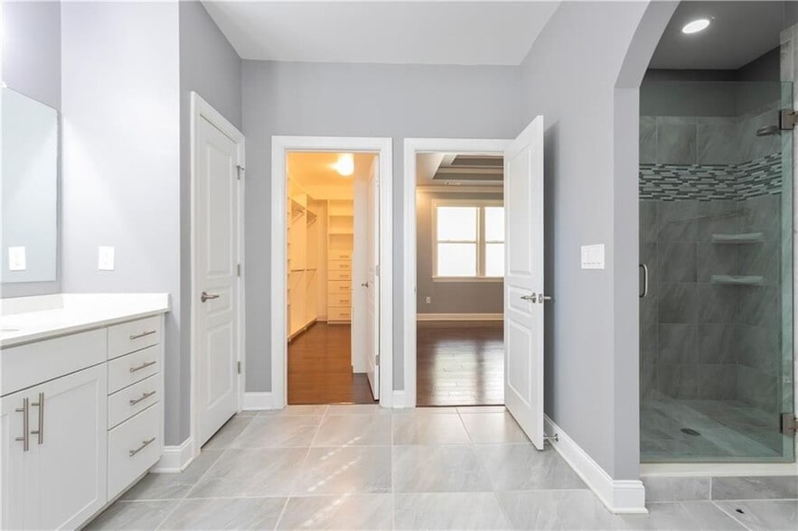 Building Photo - 330 La Perla Dr