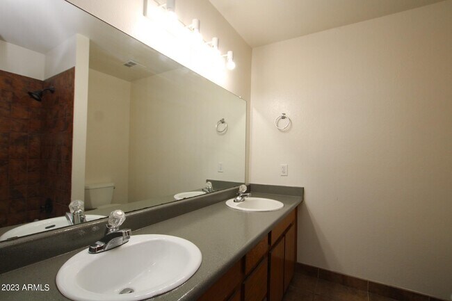 Building Photo - 604 E Weber Dr