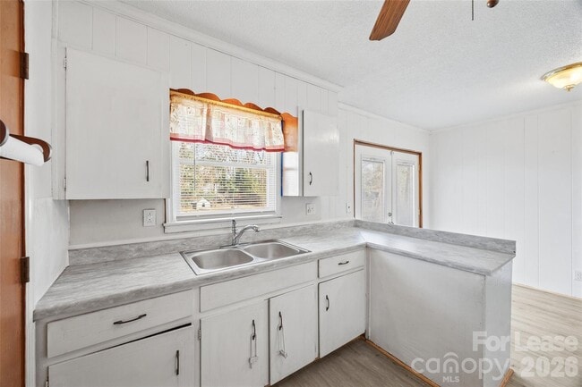 Building Photo - 1037 Stoneybrook Ln