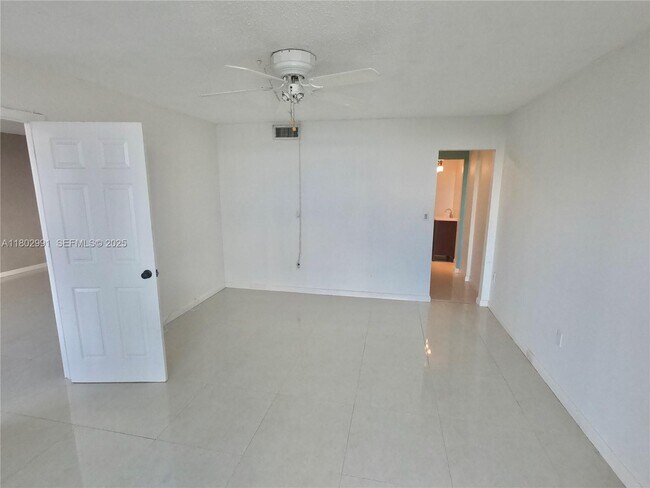 Building Photo - 1301 NE Miami Gardens Dr