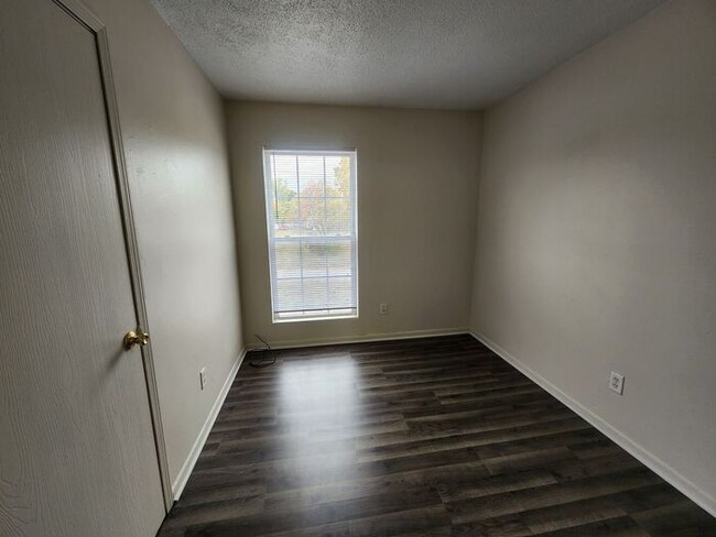 Building Photo - 2 Bedroom Upper Apartment - Water & Sewage...
