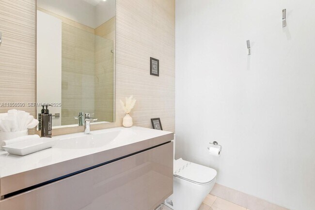 Building Photo - 2700 NE 18th St