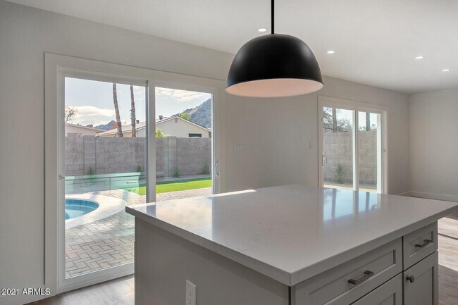 Building Photo - 2333 E Paradise Dr