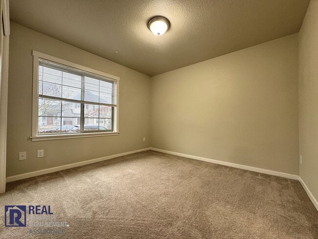 Building Photo - Spacious, well-designed Townhome in the River Terrace community!!